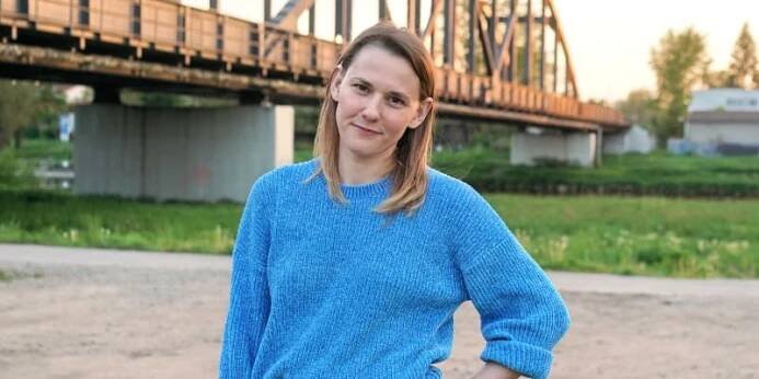 Šárka Krausová jako ředitelka dětského domova v seriálu Polabí. 