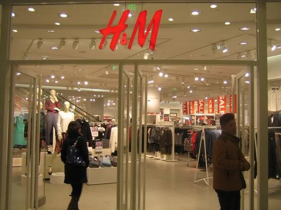 H&M stáhla reklamu na školní uniformy. Prý sexualizovala děti - Minutové zprávy 