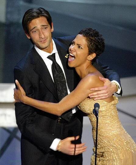 Promiň, prostě musím. Halle Berry se omluvila přítelkyni Adriena Brodyho, než ho na Oscarech hodně vášnivě políbila