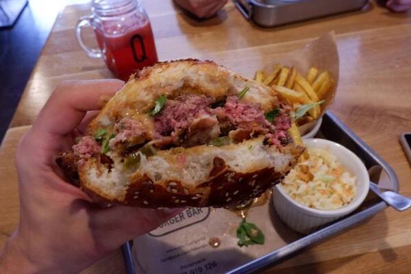 hamburger, salít, hranolky a domácí limonáda v Q Burger baru v Jablonci nad Nisou