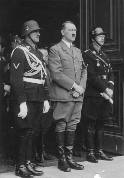 Soubor:Bundesarchiv Bild 183-C05557, Berlin, Sepp Dietrich, Hitler, Heinrich Himmler.jpg – Wikipedie
