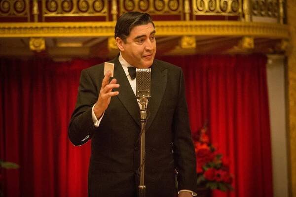 Nepříteli nablízku - Epizoda 6 - Z filmu - Alfred Molina