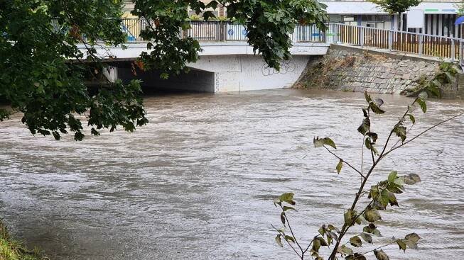 Řeka Svitava stoupá ke třetímu stupni. V Boskovicích voda poničila silnici