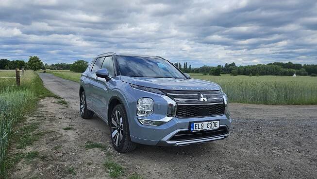 Test Mitsubishi Outlander PHEV: Rychle i úsporně - Flotila