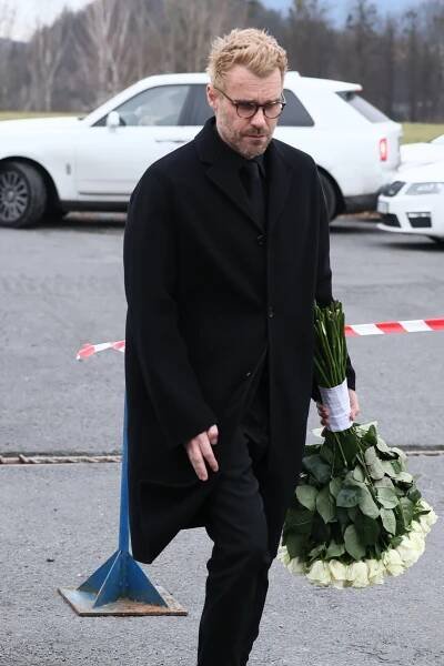 S Helenou Zeťovou (†44) se kromě rodiny loučili i Tereza Kerndlová, Milan Baroš a Leoš Mareš. Smutek v očích a bílé růže
