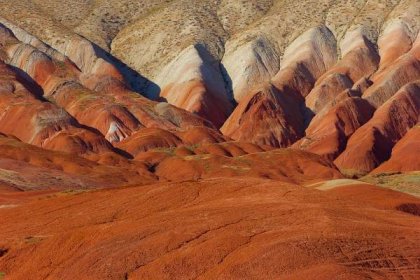 Červené pruhované kopce, hory duhy, Xizi, Ázerbájdžán