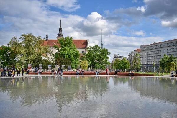 Otevření kavárny a spuštění fontány v parku na Moravském náměstí