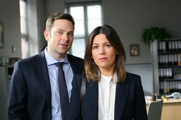 Poldové z Rosenheimu - Tot im Netz - Z filmu - Mark-Alexander Solf, Jeanne Tremsal