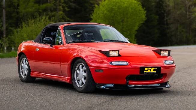 Mazda MX-5 NA stehend mit KW ST XTA-Gewindefahrwerk