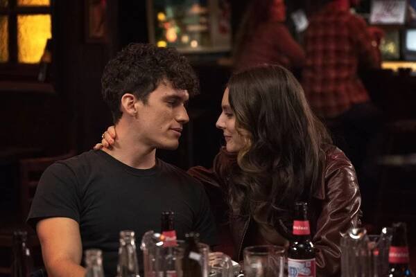 Sny o Manhattanu - Labutí píseň - Z filmu - Sam Vartholomeos, Caitlin Stasey