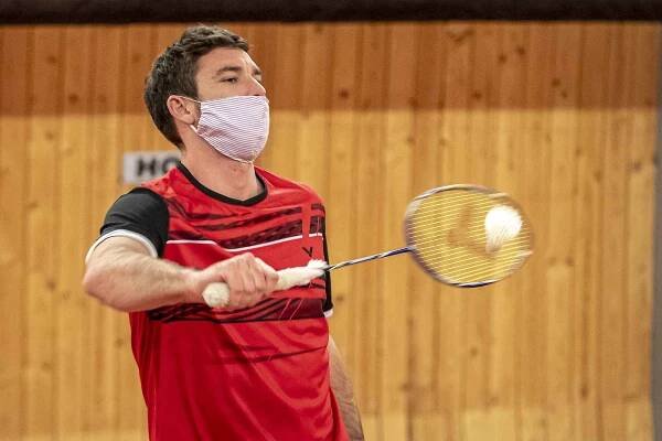Petr Koukal při tréninku v roušce 1. prosince v Praze.