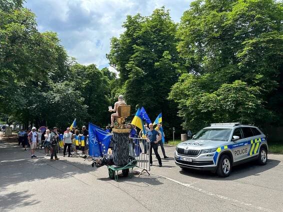 Odpůrci a podporovatelé Ruska se sešli u ambasády v Praze