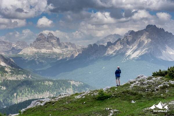 Pěšinou bez turistů s výhledem na dolomitské velikány | Horama