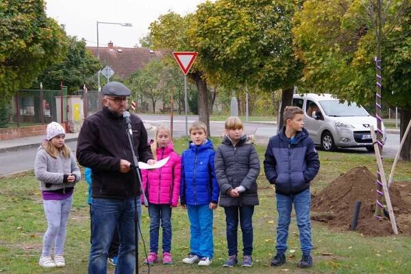 Zasazení lípy k výročí 100 let vzniku samostatného Československého státu - Oficiální stránky obce Ostřešany