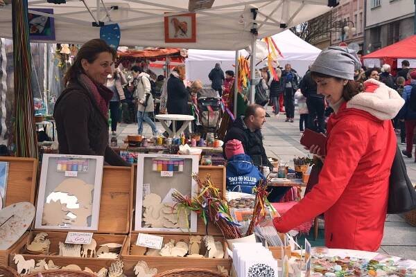 Folklórní velikonoční program čeká návštěvníky trhů v Jablonci až do pátku