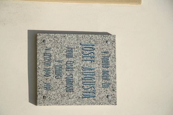 Soubor:Plaque of Josef Augusta at house náměstí Svobody 33 in Jemnice, Třebíč District.JPG – Wikipedie