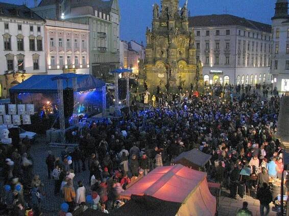 Oslavy sametu v Olomouci: happening s koncerty, retro jídlem i frontou
