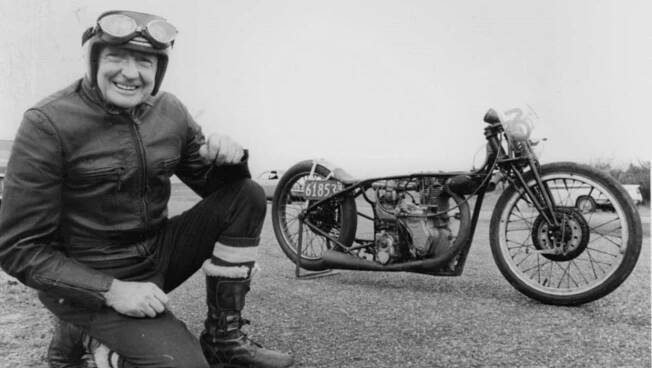 Stařec a motorka. Jeho tři sta kilometrů za hodinu dosud nikdo nepřekonal