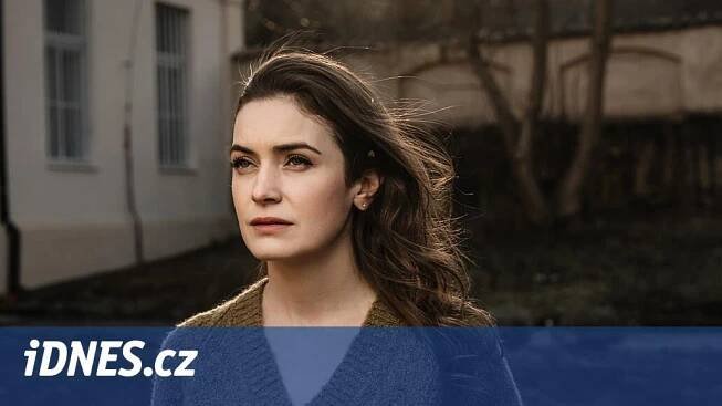 Sloužíme vlasti! Herečka Sarah Haváčová absolvovala vojenský výcvik - iDNES.cz