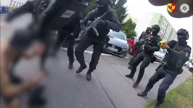 Policie ČR: Muž se zbraní na ulici