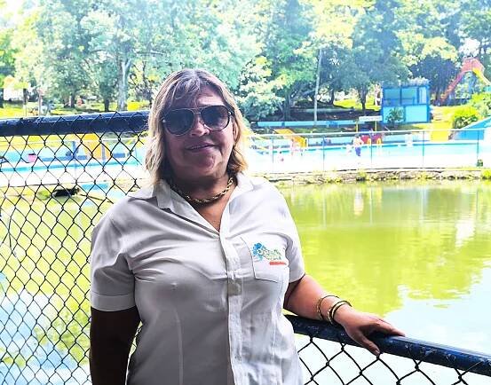 Foto de Alicia Garita Ugalde, junto a las piscinas de Ojo de Agua