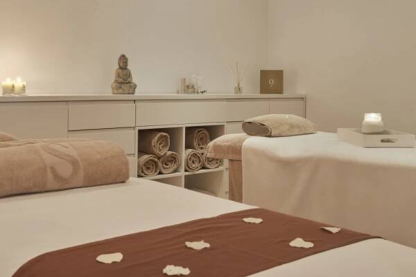 4 Green Fees pp, 45min Massage, 3 Golf Balls & Dinner for 2 with 7 Nights at Luxury Hotel treatment room