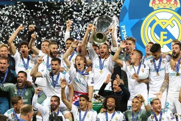 Kyjev, Ukrajina - 26. května 2018: Hráče Real Madrid slaví své vítězství 2018 Ligy mistrů Uefa po finální zápas proti Liverpoolu na Nsc Olimpijskyj stadionu v Kyjevě na Ukrajině — Stock obrázek