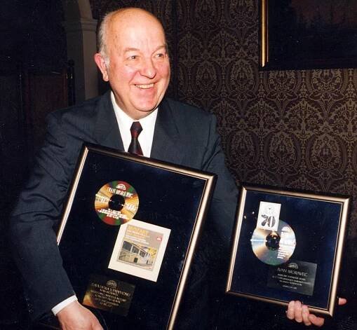Ivan Moravec pózuje se zlatou a platinovou deskou