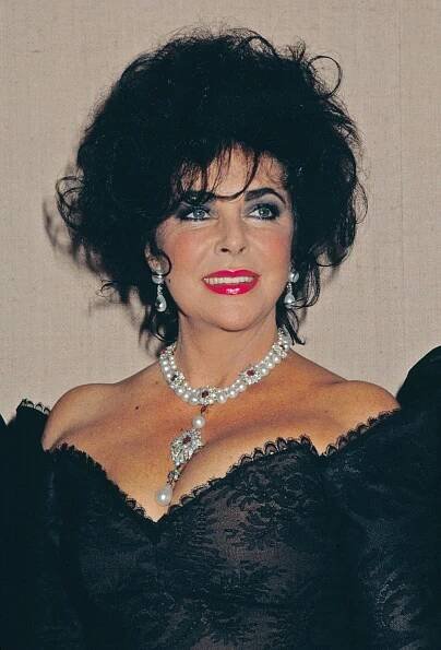 Nedá si pokoj? Lindsay Lohan je nařčena, že při natáčení ukradla náhrdelník Elizabeth Taylor