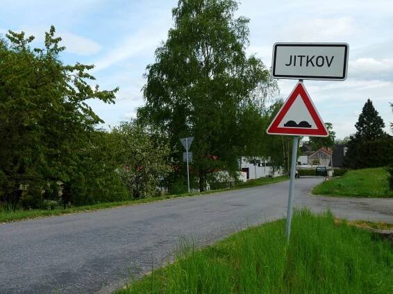 Soubor:Jitkov, zacatek obce 01.jpg
