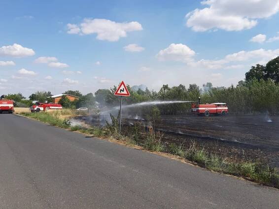 Bleskový zásah hasičů zabránil rozšíření požáru pole u Rostoklat | POŽÁRY.cz - ohnisko žhavých zpráv | hasiči aktuálně