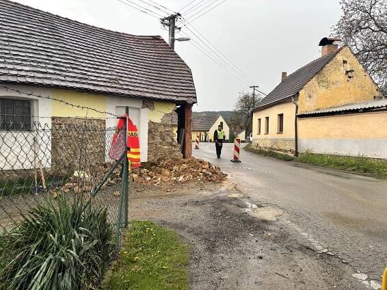 Opilá a bez papírů nezvládla řízení, projela zdí domu v Chlumanech