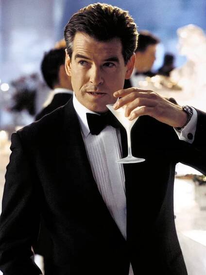 Roli nejznámějšího agenta si Pierce Brosnan střihl ve čtyřech bondovkách. Naposledy ve filmu Dnes neumírej z roku 2002.