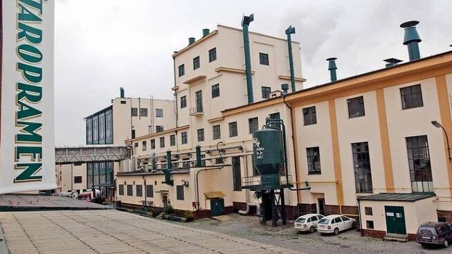 Pivovar Staropramen sídlí na pražském Smíchově nepřetržitě od roku 1869. Nyní se možná dočká rekonstrukce centrála tuzemské pivovarské dvojky