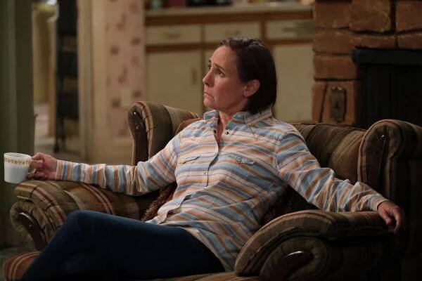 The Conners - A Stomach Ache, a Heartbreak and a Grave Mistake - Z filmu - Laurie Metcalf