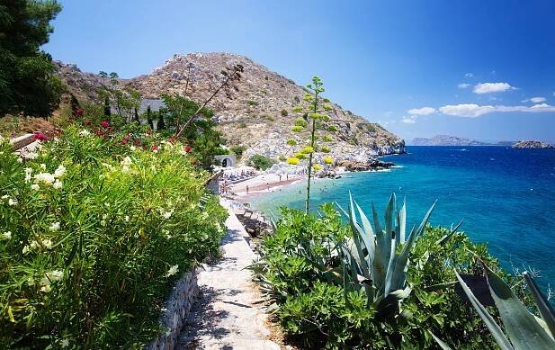 Ostrov Hydra je pomerne skalnatý a hornatý. Foto: Shutterstock
