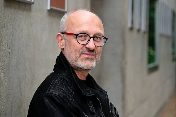 Písničkář, nebo karikaturista? Mám raději louku plnou květů než záhon růží, vypráví Kemel