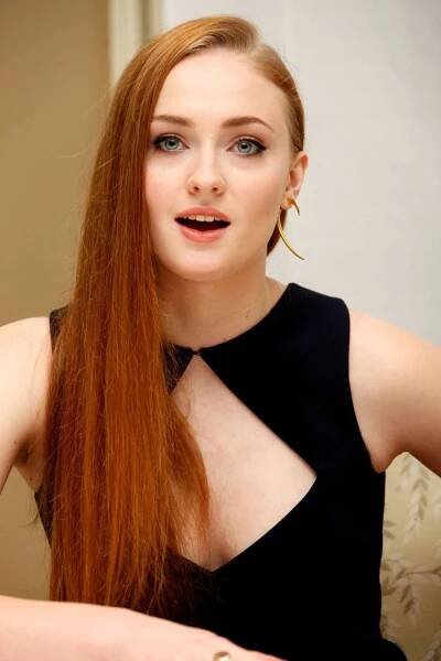 12 sexy fotek Sophie Turner - Obrázek 10