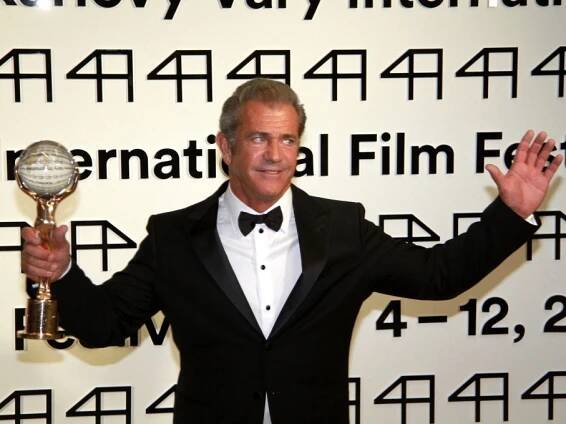 Mel Gibson ve Varech převzal Křišťálový glóbus. Festival odstartoval