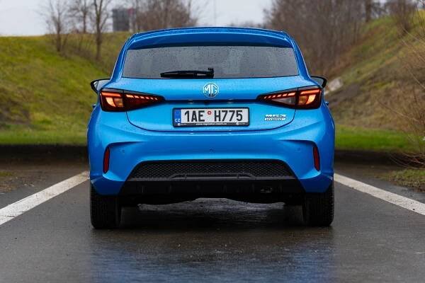 Čínská Fabia má 195 koní, žere pod pět litrů a stojí méně než půl milionu. Otestovali jsme hybridní MG3