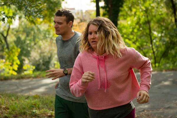 Jillian Bell as Brittany Forgler (right) in 'Brittany Runs a Marathon'