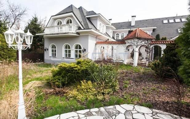 Foto interiéru: Takto žil podnikatel MOŤOVSKÝ. Víte, za kolik MILIONŮ vdova vilu prodává?