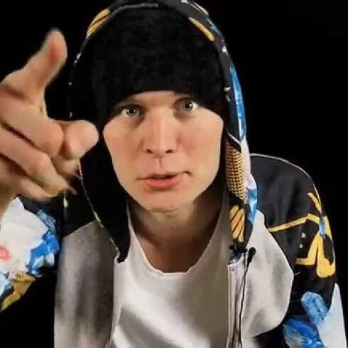 Trochu šašek, trochu Forrest Gump. Youtuber Tomáš Touha běhá po městě a rozdává motivaci