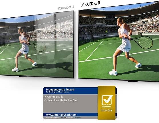 Naľavo konvenčný televízor zobrazuje tenistu na štadióne s odrazom miestnosti na obrazovke. Napravo televízor LG OLED evo AI G4 zobrazuje rovnaký obraz tenistu na štadióne bez odrazu v miestnosti, pričom obraz vyzerá jasnejšie a farebnejšie.