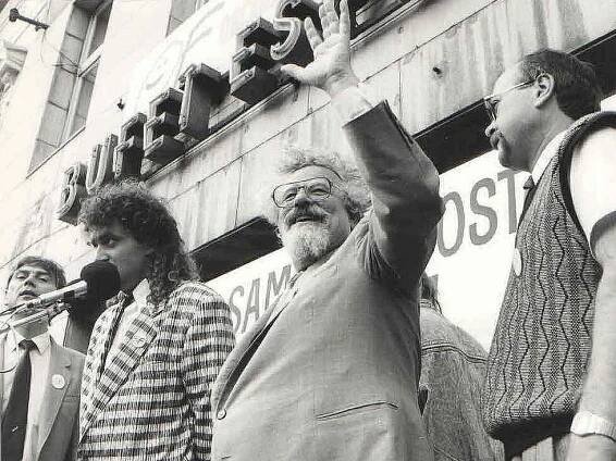 Archivní fotografie ze sametové revoluce v Kolíně: zleva Josef Veselý, Pavel Kaplan, Valtr Komárek, Jiří Buřič.