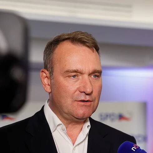 Část bývalých členů SPD vytvořila nové hnutí, podle Radima Fialy je to pojistka proti zákazu