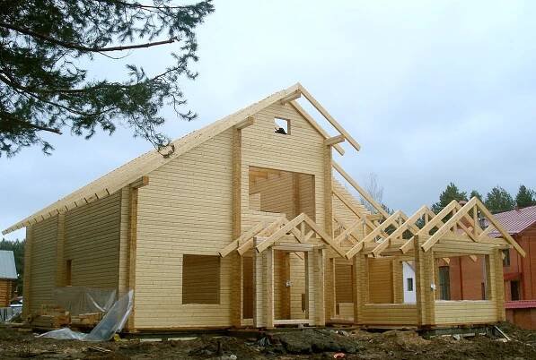 Projekty jednopodlažních domů z baru (55 fotografií): kresba dřevěných konstrukcí k trvalému pobytu o velikosti 10 x 8 s