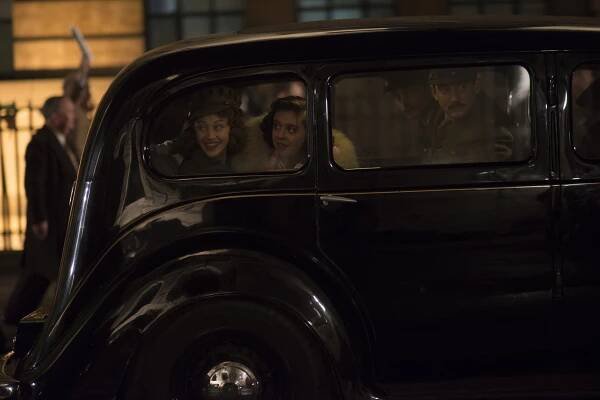 Královská noc - Z filmu - Sarah Gadon, Bel Powley