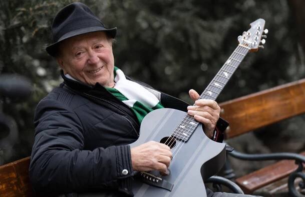 Legendární frontman skupiny Olympic Petr Janda se konečně dočkal svého dokumentu. Do kin vstoupí v den jeho 82. narozenin