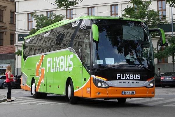Začíná souboj žluté a zelené. Cestující z Brna do Prahy svezou další autobusy